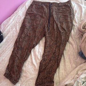 Knox Rose Brown Leopard Print Capris